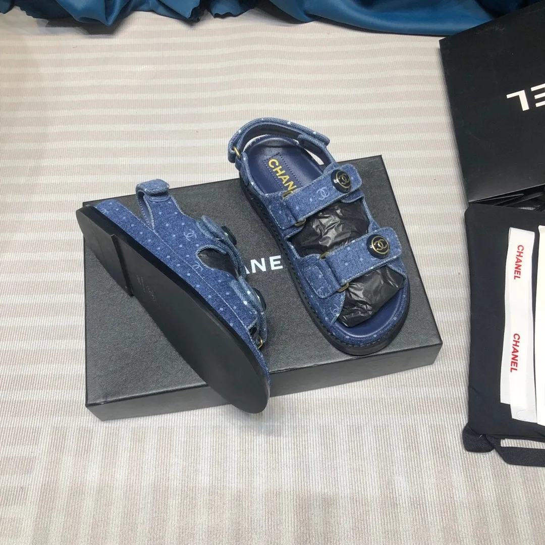 👟👟Ex-factory price 480👟👟Chanel 2020ss new Velcro sandals, top counter quality (welcome🆚comparison)💪 ⚠️As Chanel's classic shoe king, it is a hot item every summer. Once you start wearing sandals in summer, sports shoes will be relegated to the sidelines! Haha, the pattern will change a little every year, ⚠️2020 Chanel Spring and Summer New Season Double C Velcro Casual Sandals, 💯The upper adds more fashionable elements of Xiaoxiang, ⚠️Lingge electric embroidery. The upper is cowhide and the lining is sheepskin. It is comfortable and breathable to wear. It is very comfortable and versatile. ⚠️A very comfortable sandal for the feet! Size 35-40 (custom-made for 41)